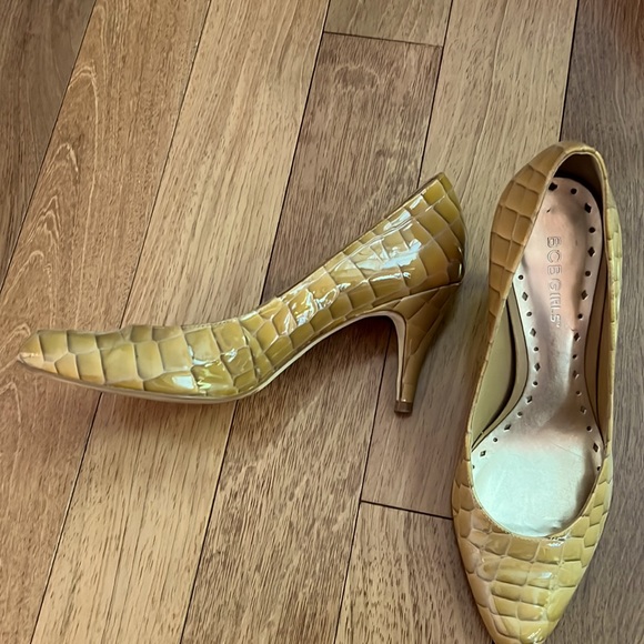 BCBGirls Pumps - Picture 1 of 9